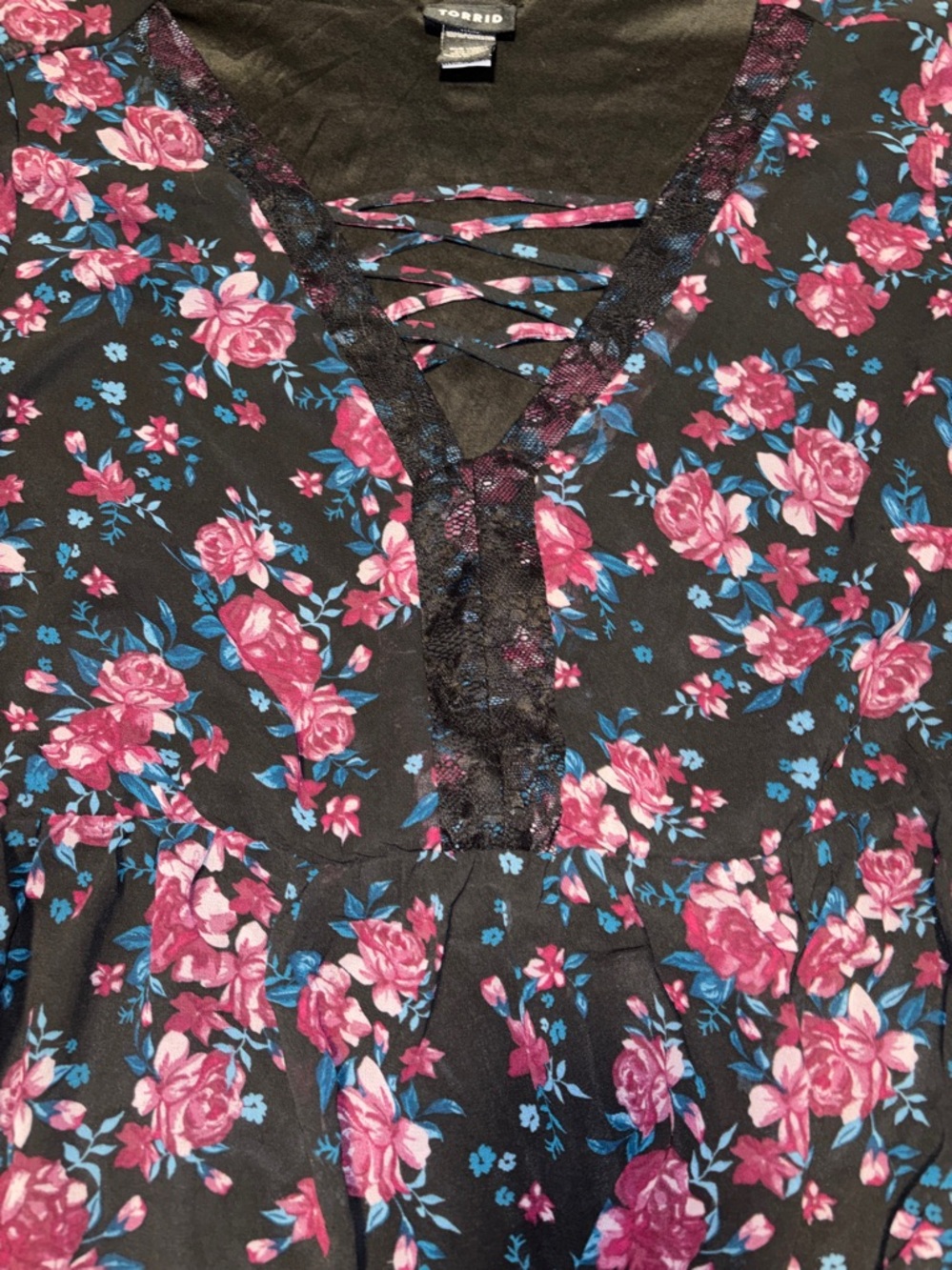 Torrid sz 1 1x 14/16 Black Floral Peplum Tunic bell sleeves V neck lace